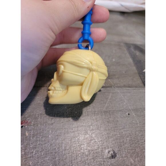 Disney Kellogg's Pirate skull keychain toy figure - Picture 2 of 4